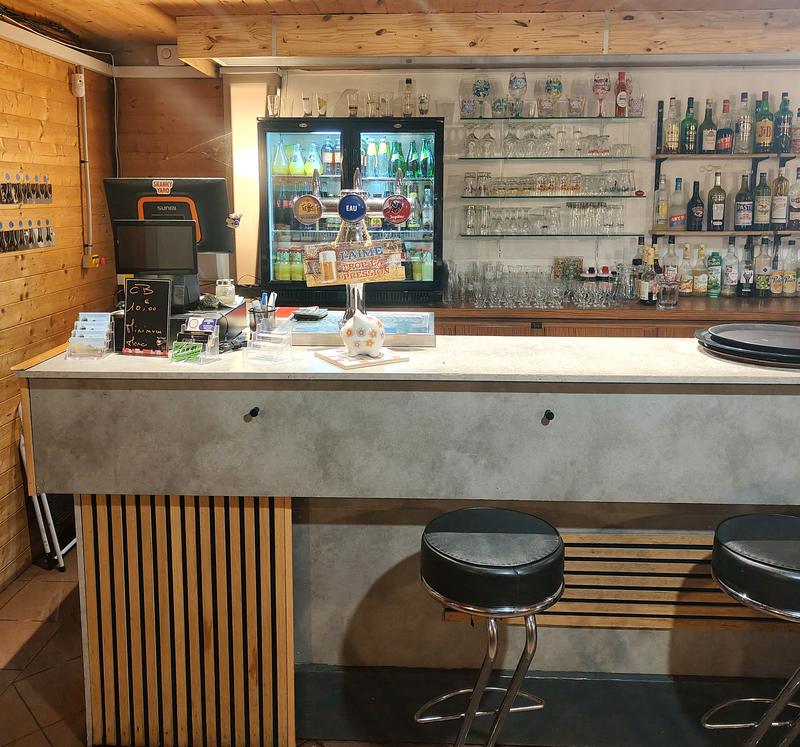 Le bar du Bord de Saône : comptoir, tireuse à bière et étagères de verres
