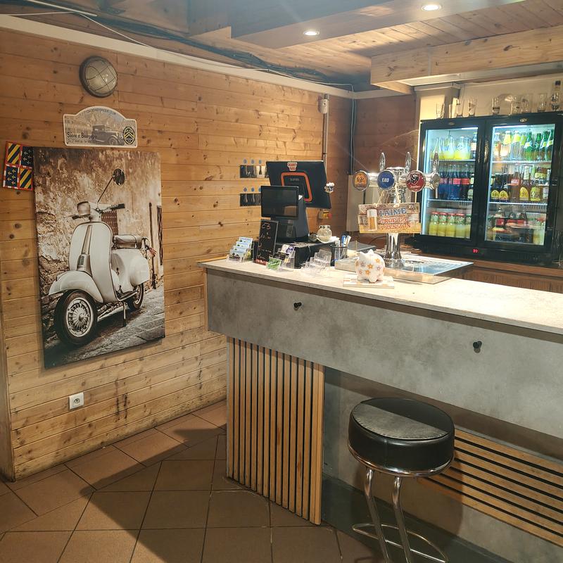 Le coin du bar, avec la caisse et la tireuse à bière
