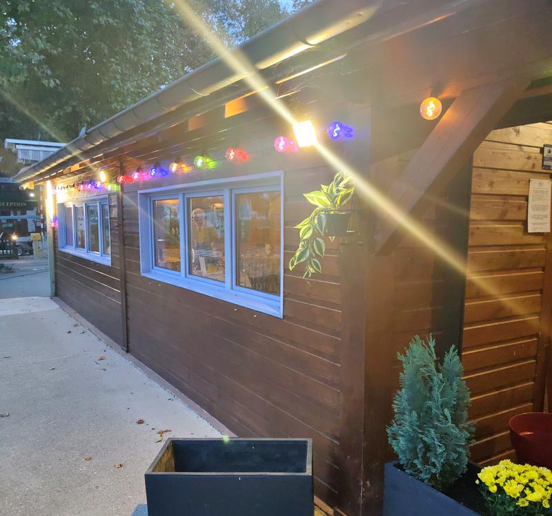 Le côté du chalet avec ses fenêtres bleues
