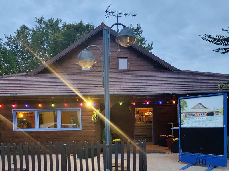 Le chalet en bois du Bord de Saône à la tombée du jour