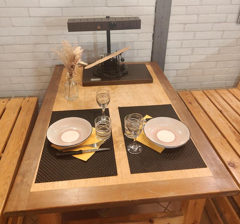 Table dressée pour deux avec un appareil à raclette