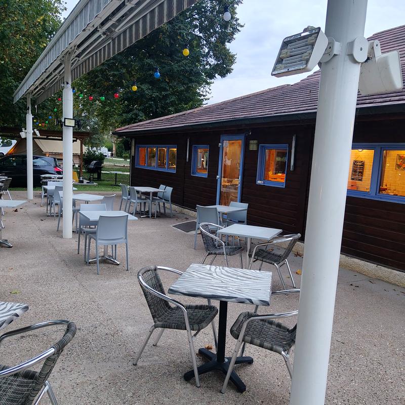 La terrasse couverte vue depuis les tables