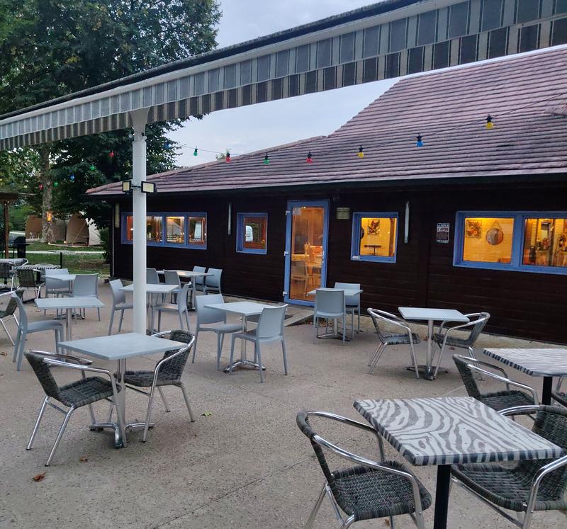 La terrasse du restaurant sous son grand auvent