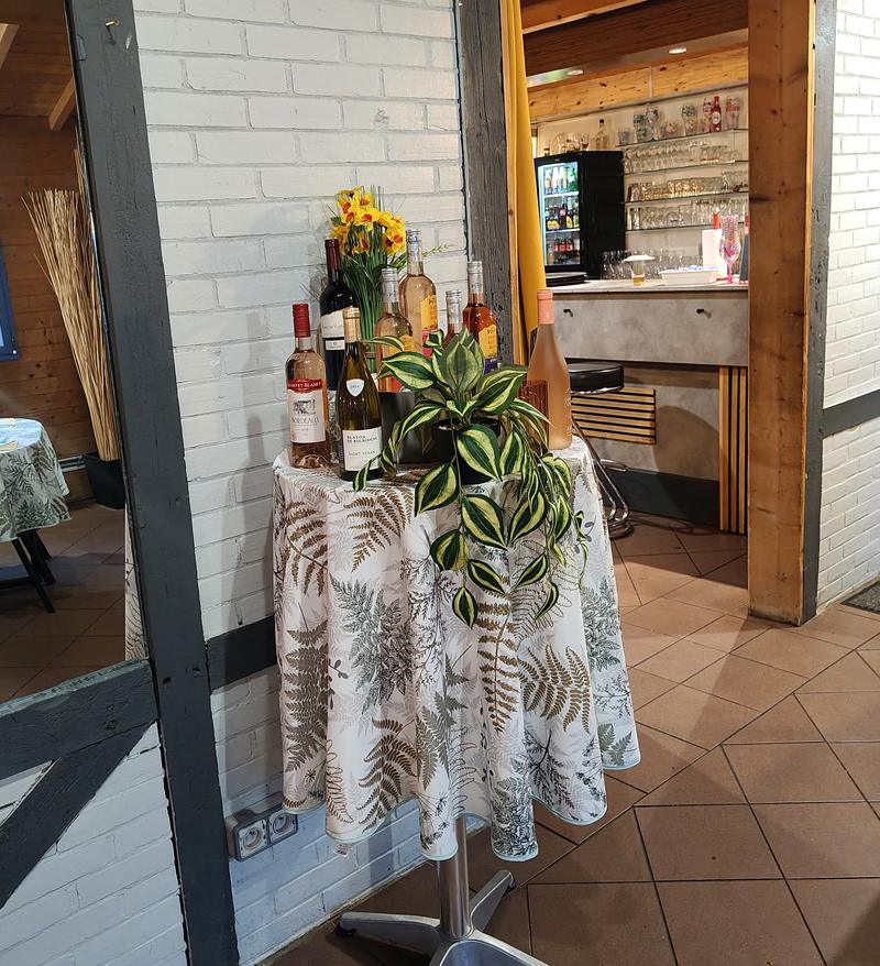 Une sélection de bouteilles de vin présentée à l'entrée de la salle